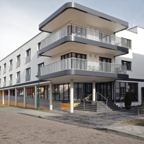 Südfassade mit Haupteingang
